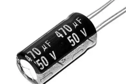 與固態電容相比，鉭電容的成本如何?